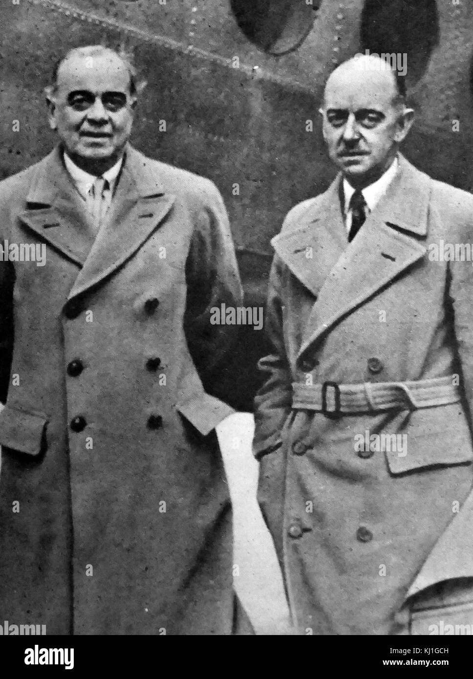 Lord Ismay und Sir Eric Mieville 1946. Sir Eric Charles Mieville, wurde ein hochrangiger britischer Beamter, der als Assistent Private Sekretär George VI. von 1937 bis 1945 gedient, und auch als Privatsekretärin mehrere Generalgouverneure von Indien und Kanada. Allgemeine Hastings Lionel Ismay, 1. Baron Ismay, war ein britischer Indische Armee Offizier und Diplomat, der in erster Linie für seine Rolle als Winston Churchill's Chief Military assistant während des Zweiten Weltkrieges und seinen Dienst als der erste Generalsekretär der NATO von 1952 bis 1957 erinnert. Stockfoto