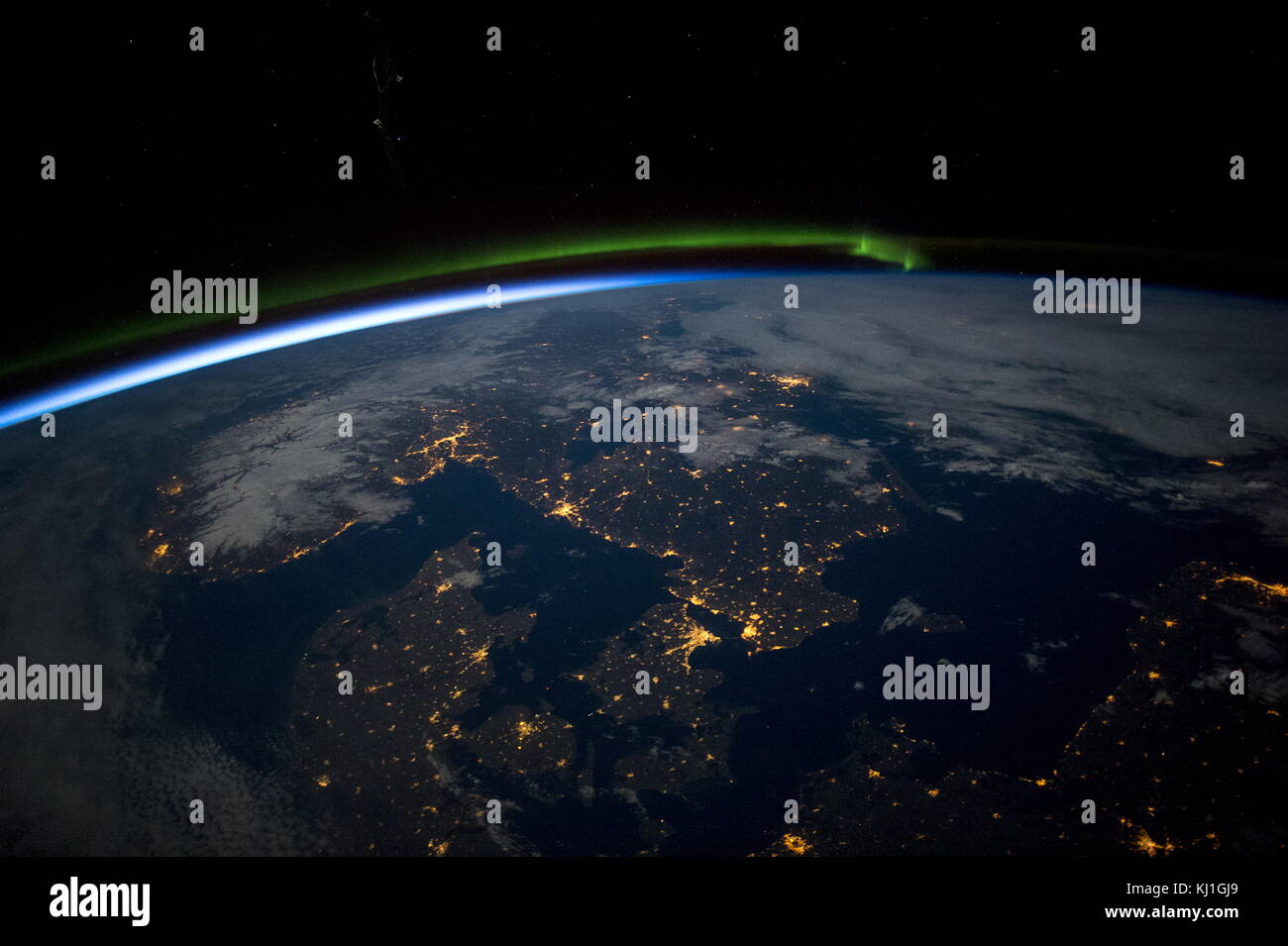 Südskandinavien kurz vor Mitternacht bei Vollmond, zeigt die Nordlichter Aurora im Jahr 2015 Stockfoto