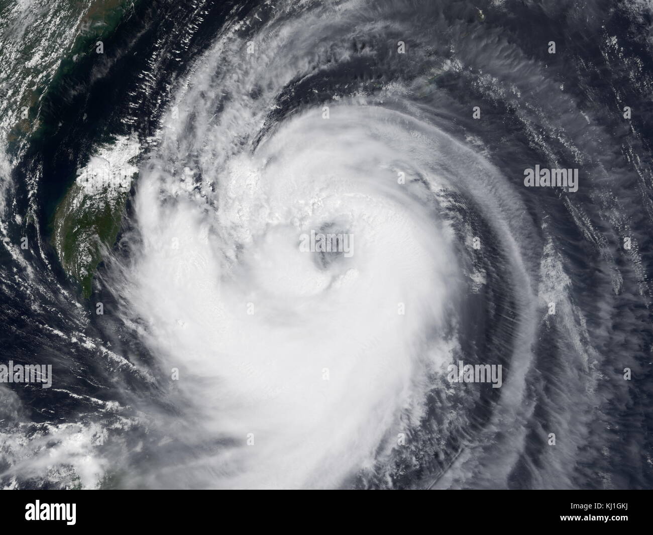 Typhoon Chaba am stärksten tropischen Wirbelsturm im westlichen Pazifik während 2004 und verursacht eine Schwade von Schäden, die sich aus der Marianen zu Japan von August bis September dieses Jahres. Chaba war der Japan zweite teuerste Sturm während der Saison, nur hinter Songda im September, und erreichte als Taifun mit maximal unterstützte Winde gleichwertig mit der eines Kategorie 5 auf der Saffir-Simpson Hurrikan wind skalieren. Stockfoto