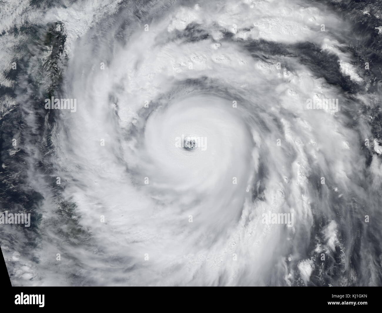 Taifun Jangmi (ausgesprochen [t?a?. mi]), auf den Philippinen, bekannt als Taifun Ofel, war die intensivste tropischer Wirbelsturm im nordwestlichen Pazifik während der 2000 s Stockfoto