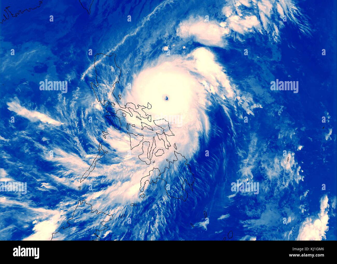 Super Typhoon Angela über zu Landfall in den Philippinen mit 260 km/h (160 mph) Winde, 1995. Typhoon Angela, auf den Philippinen, bekannt als Taifun Rosing, war eine katastrophale Kategorie 5 Taifun mit 180 mph (290 km/h) unterstützte Winde. Stockfoto