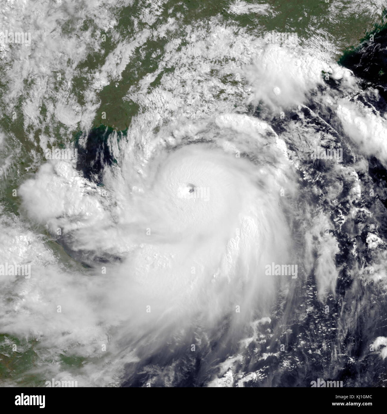 Typhoon Rammasun, auf den Philippinen, bekannt als Taifun Glenda, war einer von nur zwei Kategorie 5 super Taifune auf Aufzeichnung in das Südchinesische Meer, mit den anderen, Pamela im Jahr 1954. Rammasun hatte zerstörerischen Auswirkungen auf den Philippinen, in China und Vietnam im Juli 2014. Stockfoto