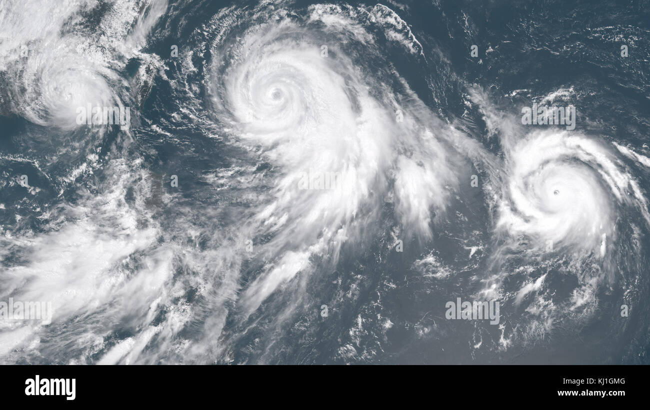 Himawari-8 true-color Bild, von links nach rechts, schweren tropischen Sturm Linfa, Taifun Chan-hom, und Taifun Nangka gleichzeitig aktiv im Westpazifik um 02:30 UTC am 9. Juli 2015. Zu der Zeit, Nangka war der stärkste der Stürme und war der Nördliche Marianen nähert, während Chan-hom über die philippinischen Meer intensiviert wurde; Linfa stand kurz vor dem Landfall entlang der chinesischen Küste. Stockfoto