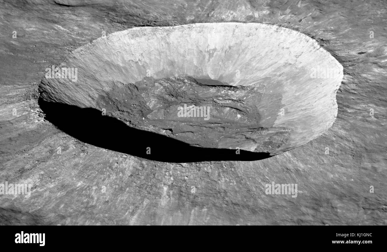 Schrägansicht des Giordano Bruno, Lunar Crater, 2016. Die Höhe und die Schärfe der Felge sind offensichtlich, ebenso wie der kraterboden sanfte Hügel und schroffe Natur. Stockfoto