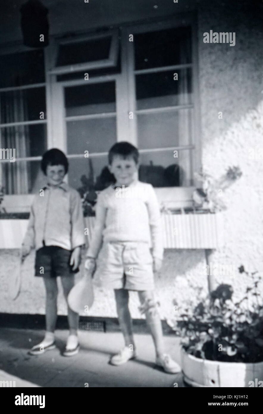 Zwei englische Kinder im Urlaub in Kent in 1966 Stockfoto