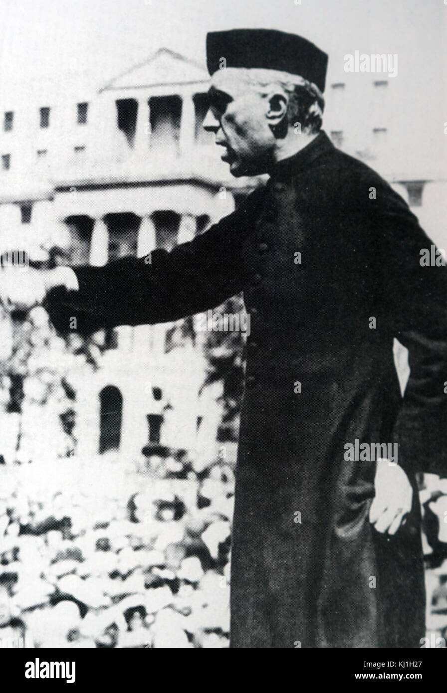 Jawaharlal Nehru (1889-1964) zukünftige Premierminister von Indien und eine zentrale Figur in der indischen Politik vor und nach der Unabhängigkeit. Adressierung einer Masse in London 1936 Stockfoto