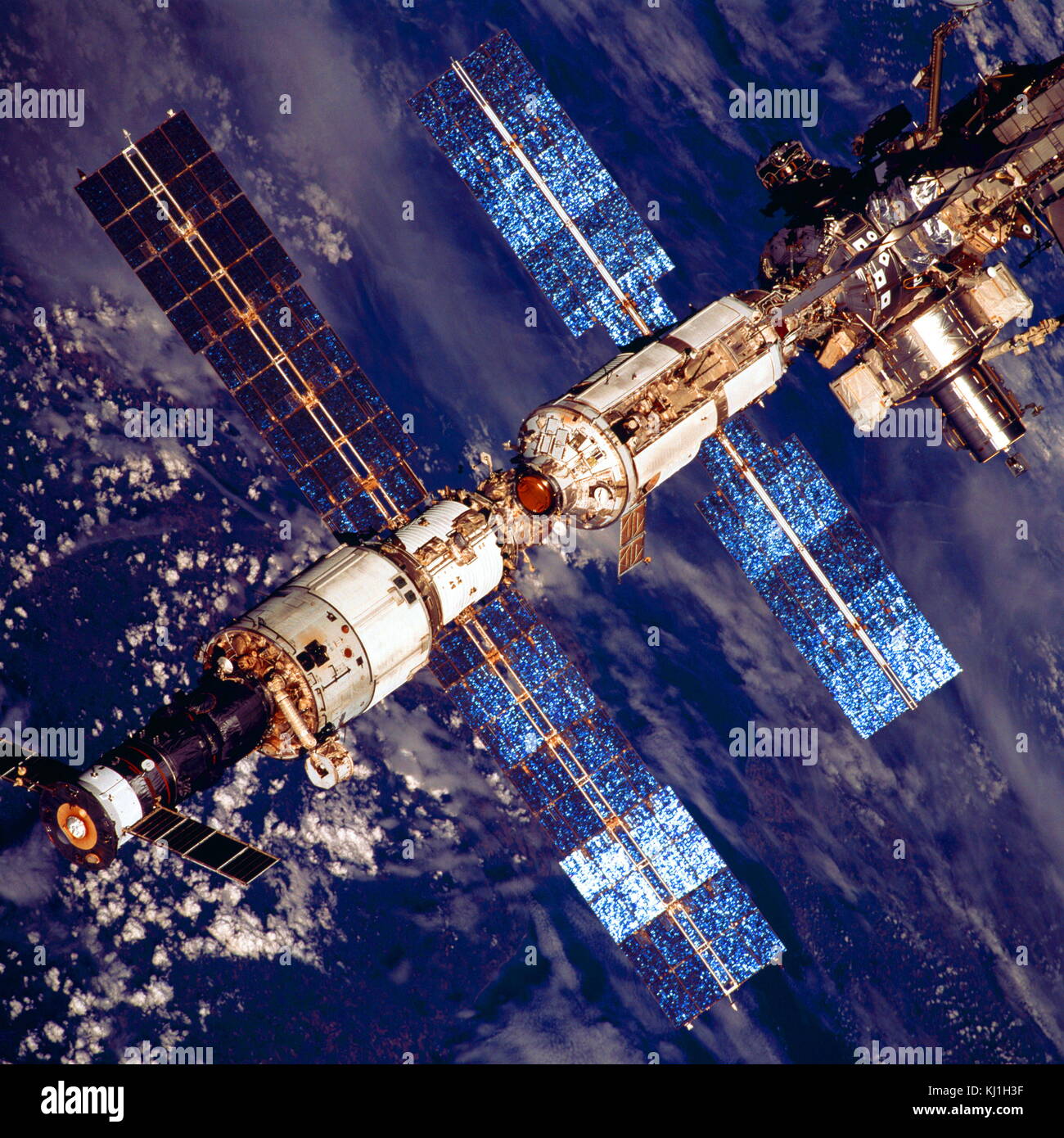 Internationale Raumstation fotografiert von Besatzungsmitgliedern auf dem Space Shuttle Discovery nach dem Abdocken am 20. August 2001 Stockfoto
