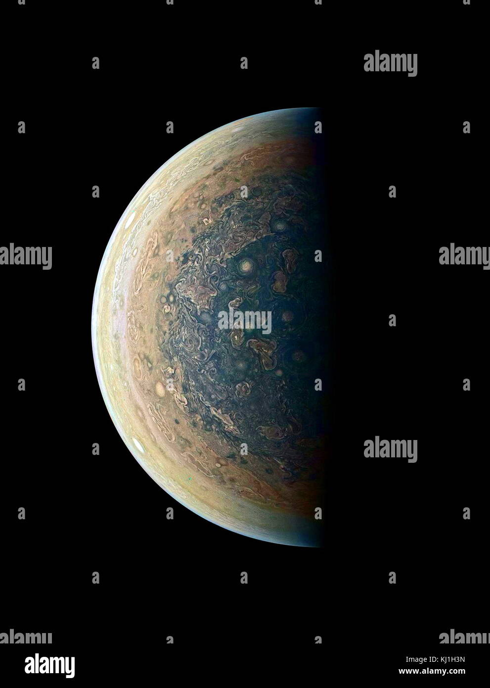 Foto der Südpol des Jupiter, durch die JunoCam Imager auf der NASA-Orbiter Juno Jan. 2, 2017 erfassten offenbart einen Bogen der weiße, ovale Stürme. Stockfoto