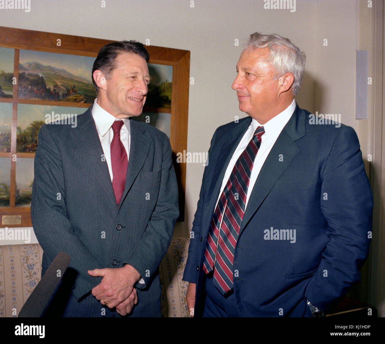 Der US-Verteidigungsminister Caspar W. Weinberger trifft sich mit Israels Verteidigungsminister Ariel Sharon 1982 Stockfoto