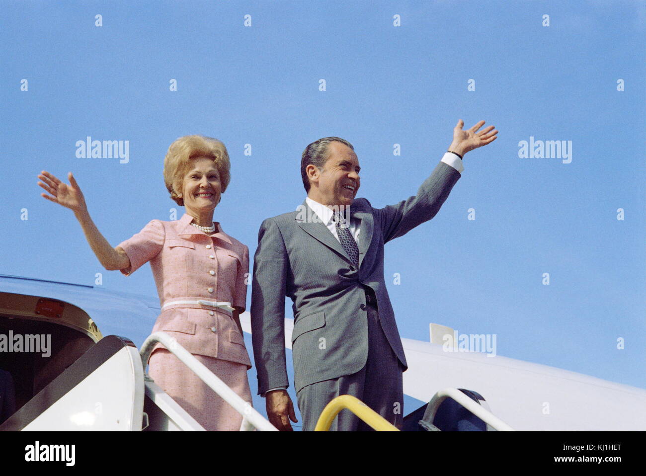 Präsident Richard Nixon und seiner Frau Patricia Nixon auf Air Force One Die presidential Flugzeug ca. 1973 abweichen Stockfoto