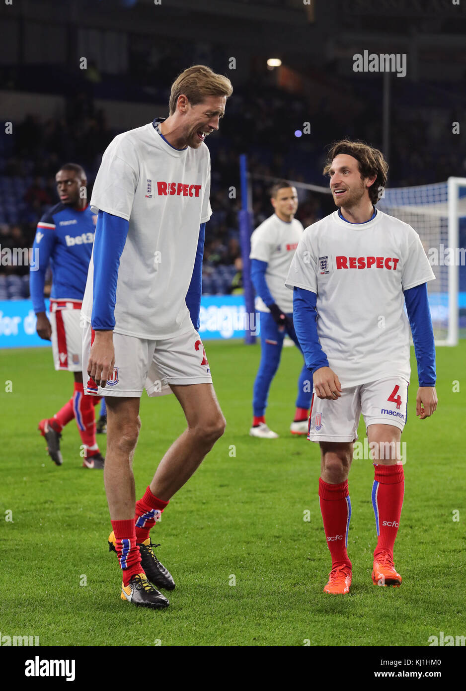Peter Crouch von Stoke City (links) und Joe Allen wärmen sich vor dem Premier League-Spiel im AMEX Stadium, Brighton, auf. Stockfoto