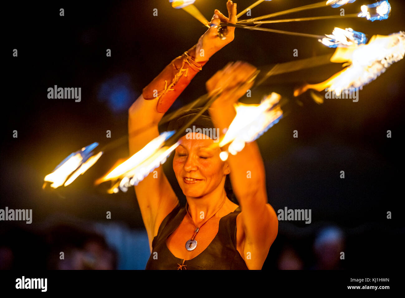 Europa, Frankreich, Var, Fayence. Mittelalterliches Fest. Leistung mit einem flammenden Rad. Stockfoto