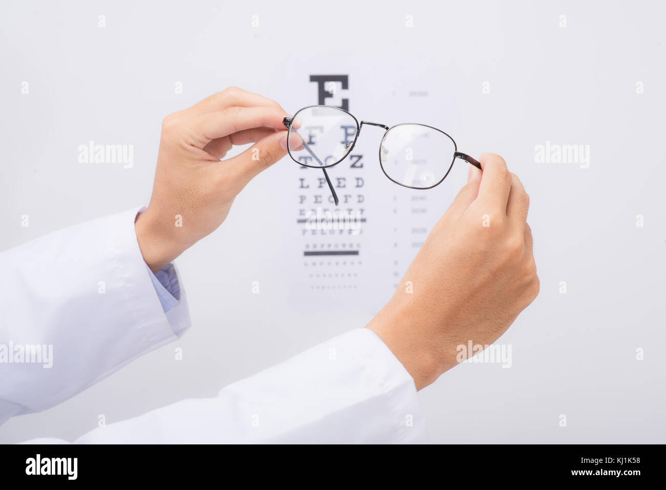 Eine neue Brille. Optiker Brillen geben, um zu versuchen, Stockfoto