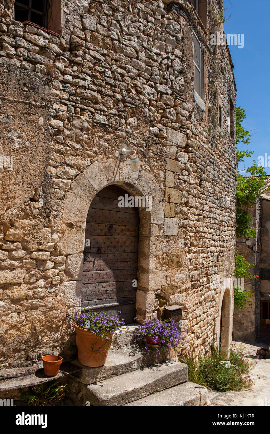 Altes Haus im mittelalterlichen Dorf Simiane-la-Rotonde, Provence, Frankreich Stockfoto