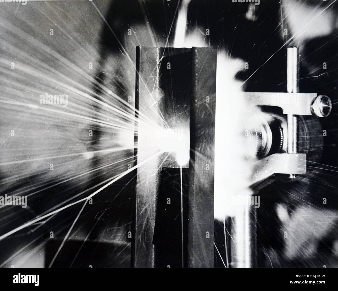 Foto von einem Wissenschaftler testen eines "closed-circuit "Laser, Superior, ein gyroskop Für die Führung der Raumfahrzeuge, Raketen, Flugzeuge und Schiffe. Laserlicht Balken blinken durch die vier Leuchtstoffröhren in entgegengesetzte Richtungen werden verwendet, um kleine Bewegungen des Labor Tabelle zu messen. Vom 20. Jahrhundert Stockfoto