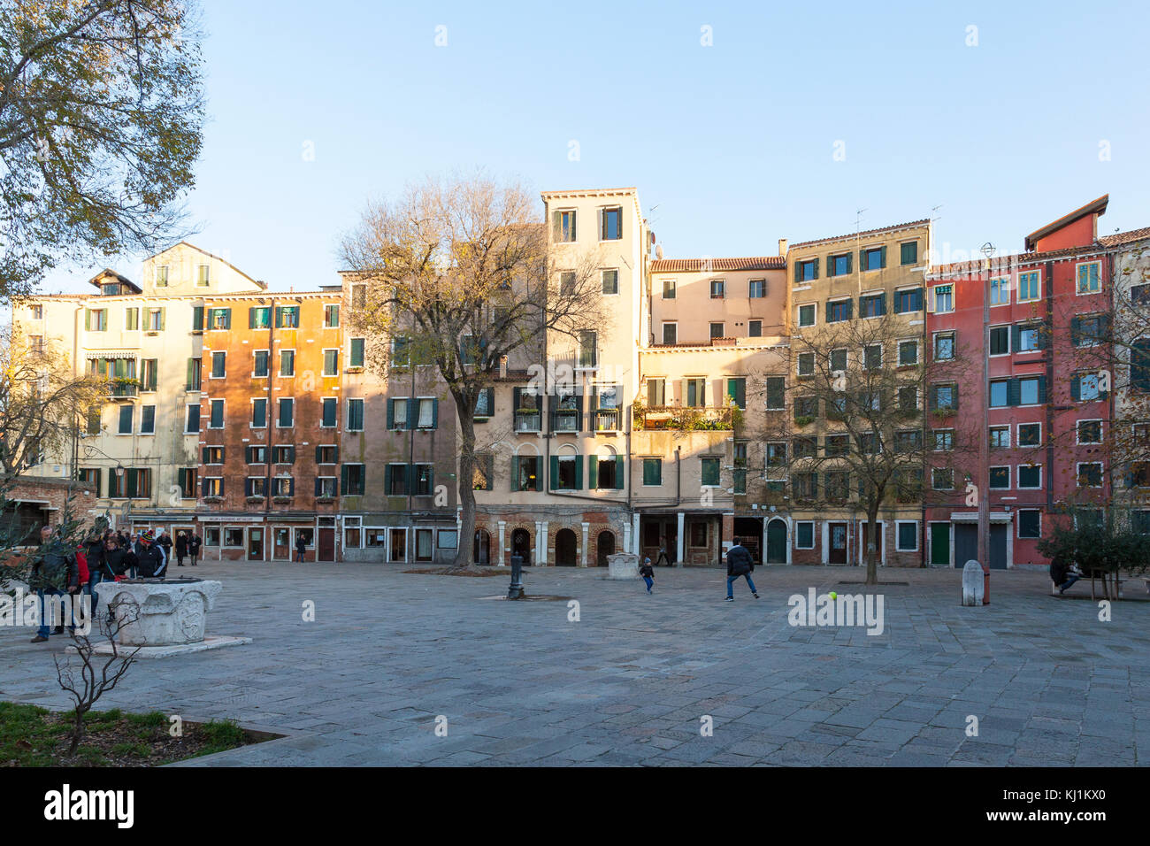 Das jüdische Ghetto, Campo de Ghetto Novo, in der Dämmerung, Venedig, Venetien, Italien withits typischen hohen Gebäuden wegen Mangel an Land zu den Juden zugeordnet Stockfoto