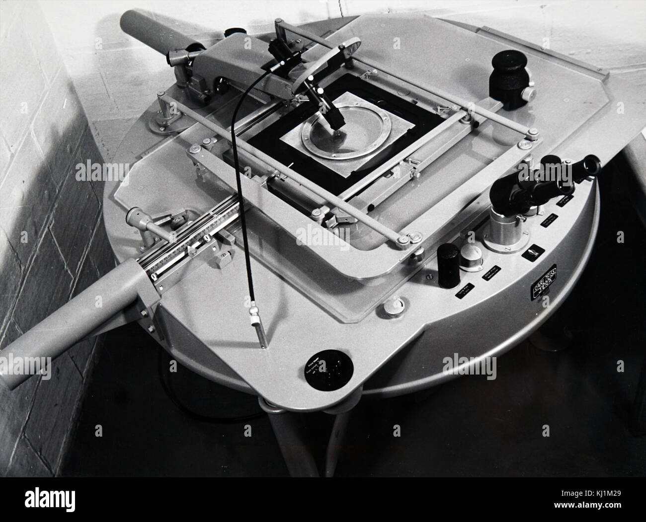 Foto von einem Mikroskop für die Messung der Sternpositionen auf einer fotografischen Platte verwendet. Vom 20. Jahrhundert Stockfoto