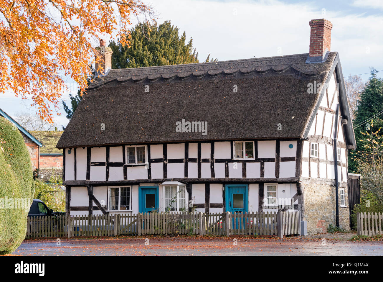 Die alten Eibe Hedge und Fachwerk Ferienhaus im Dorf der Brampton Bryan, Herefordshire Stockfoto