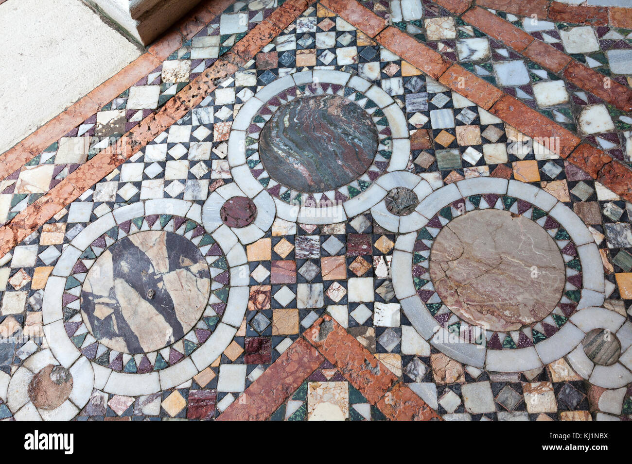 Eckdetails des kosmatesken Bodens im Innenhof von Ca D'Oro, Venedig, Italien mit Marmor und Edelsteinen Stockfoto