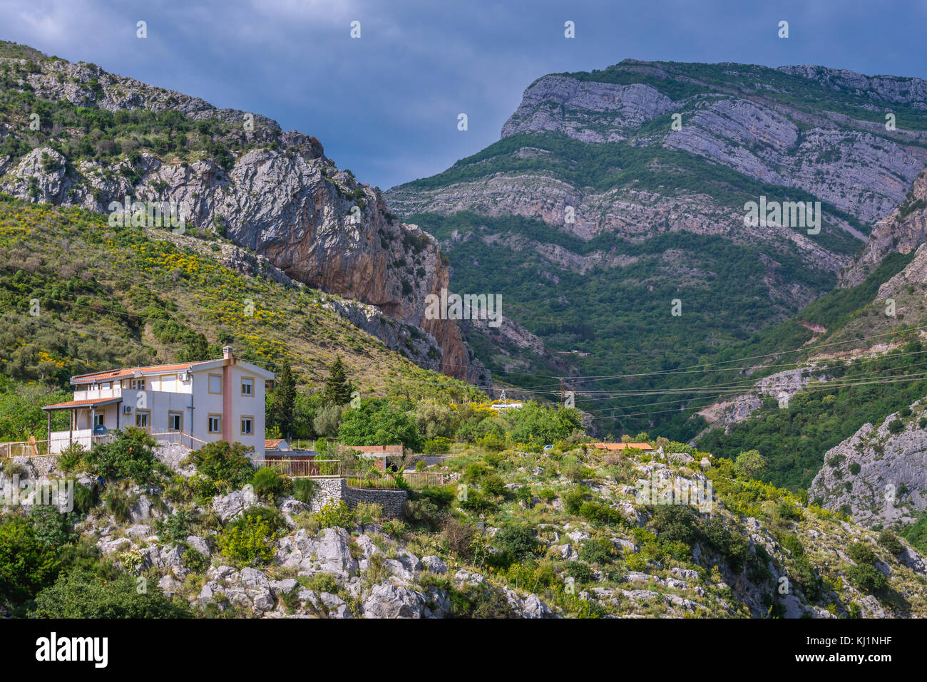 Dinarische Alpen von Stari Bar (Alte Bar) - kleine Stadt in der Nähe von Bar Stadt, Teil der Bar Gemeinde im Süden Montenegros Stockfoto