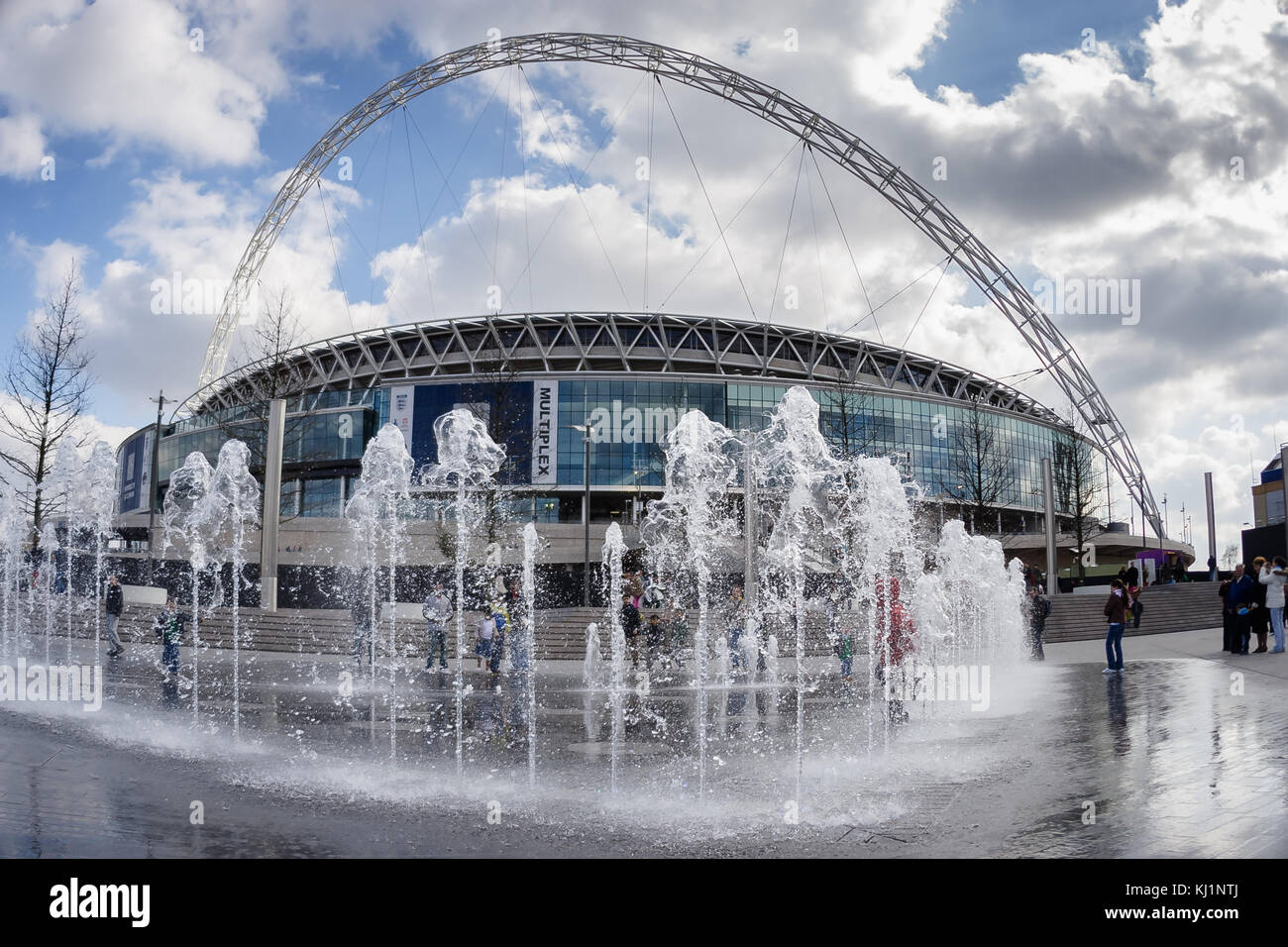 Brunnen von Wembley Square und dem neu eröffneten Wembley Stadion auf Gemeinschaft Tag, 17. März 2007 Stockfoto