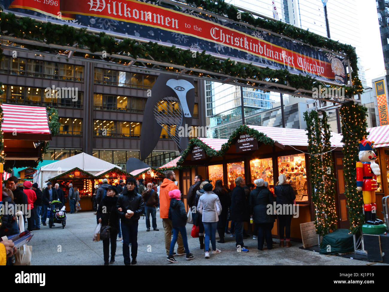 Chicago's Jahresbericht 2017 Christkindlemarket ist eine Tradition und begeistert Besucher jedes Jahr unter den wachsamen Augen der Picasso Statue in Daley Plaza. Stockfoto