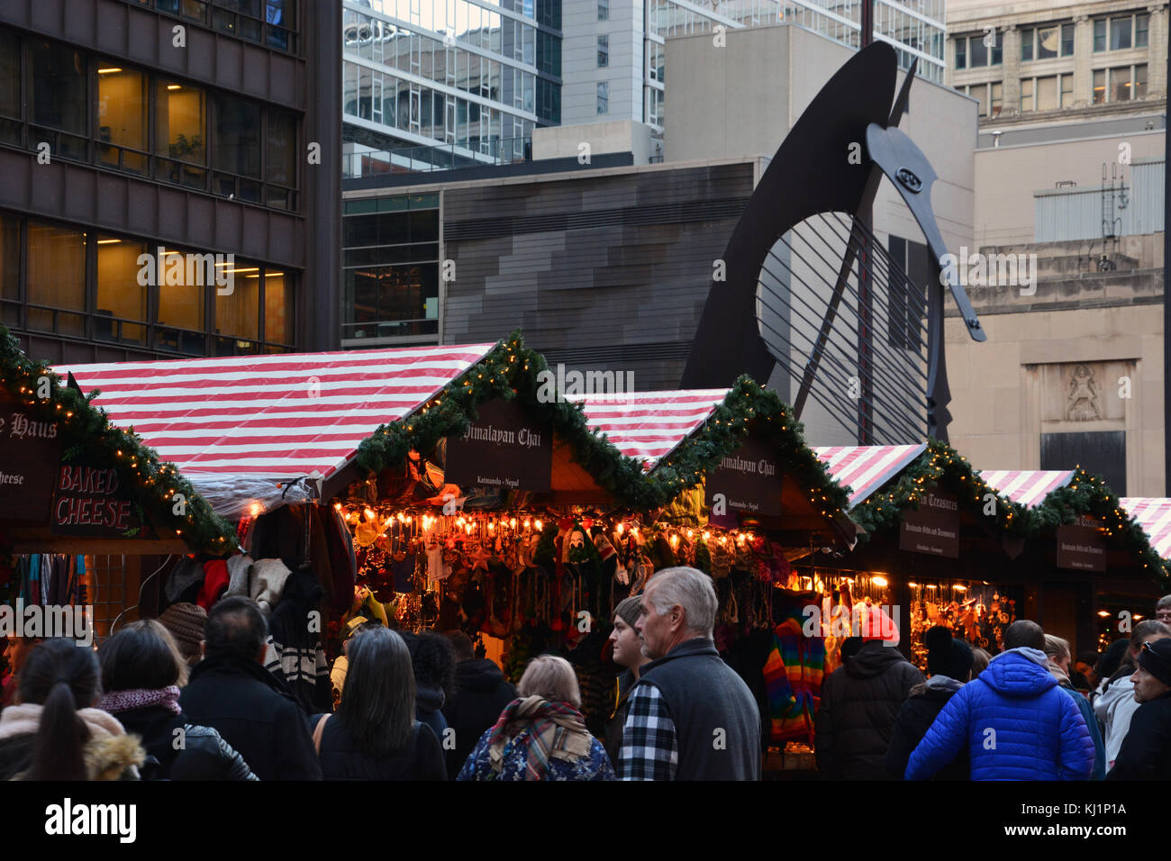 Chicago's Jahresbericht 2017 Christkindlemarket ist eine Tradition und begeistert Besucher jedes Jahr unter den wachsamen Augen der Picasso Statue in Daley Plaza. Stockfoto