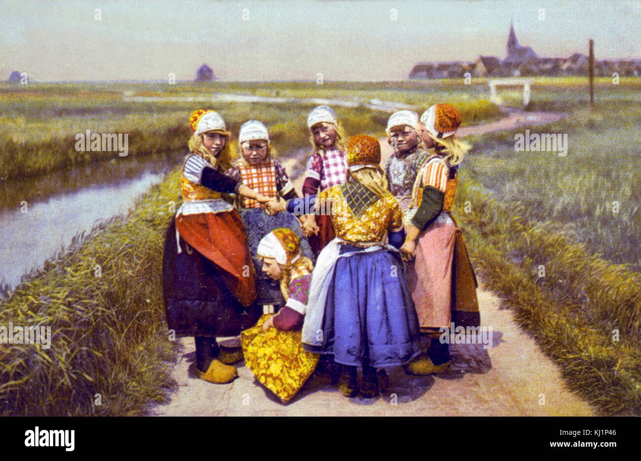 Fotomechanischen drucken auf 1900 datiert, das Niederländische Kinder in traditioneller Kleidung einschließlich Holzschuhe Stockfoto