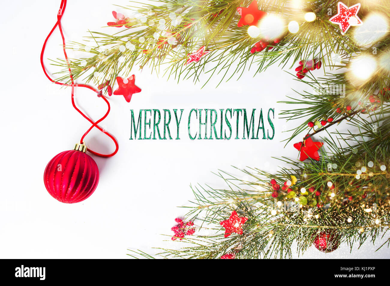 Weihnachtskarte mit roten Verzierungen und Tannenbaum Stockfoto