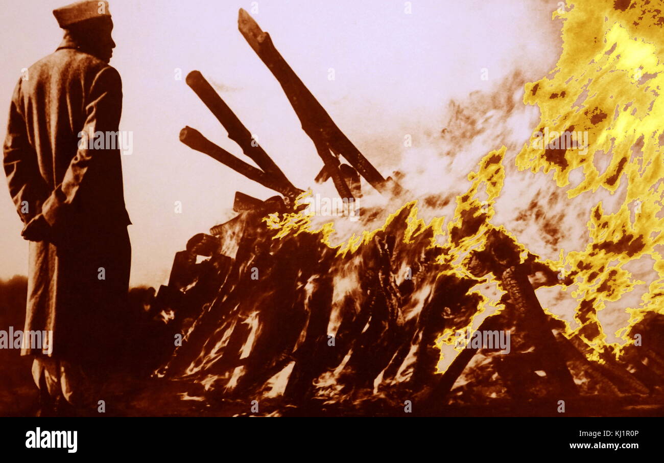 Der indische Premierminister Jawaharlal Nehru Uhren die Einäscherung von Mohandas Karamchand Gandhi 1869 - 1948) bei seiner Einäscherung nach seiner Ermordung im Jahr 1948. Gandhi war der überragende Führer der indischen Unabhängigkeitsbewegung in Britisch - Indien regiert. Um 5:17 Uhr am 30. Januar 1948, Gandhi war mit seinem grandnieces im Garten des ehemaligen Birla House (jetzt Gandhi Smriti), auf dem Weg zum Gebet treffen, wenn Nathuram nahm Godse, drei Kugeln aus einer Beretta 9 mm Pistole abgefeuert in seine Brust am Point-blank Range Stockfoto