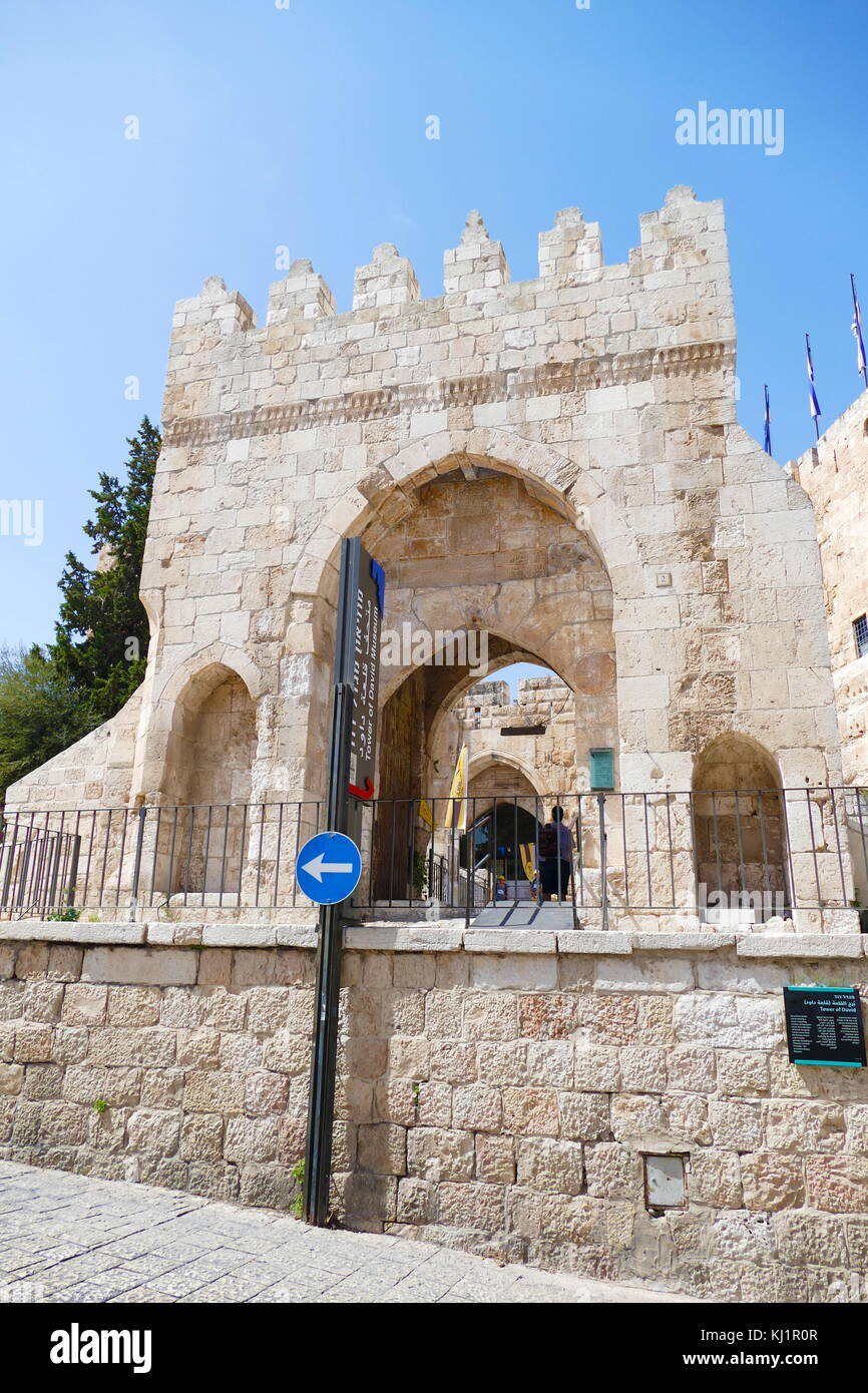 Der Turm Davids (migdal David, Burj Daud), wie die Jerusalem Zitadelle bekannt, ist eine alte Zitadelle in der Nähe von Jaffa Gate Eingang zu den westlichen Rand der Altstadt von Jerusalem entfernt. Die Zitadelle, die heute Termine zu den Mamluken und Osmanischen Zeit steht. Es wurde auf dem Gelände einer früheren alten Befestigungsanlage des Hasmonean, HERODIANISCHEN-Ära, Byzantinische und frühen muslimischen Zeiten erbaut, nachdem er mehrfach in den letzten Jahrzehnten von Kreuzfahrern Präsenz im Heiligen Land durch Ayyubid und Mamluk Herrscher zerstört. Stockfoto