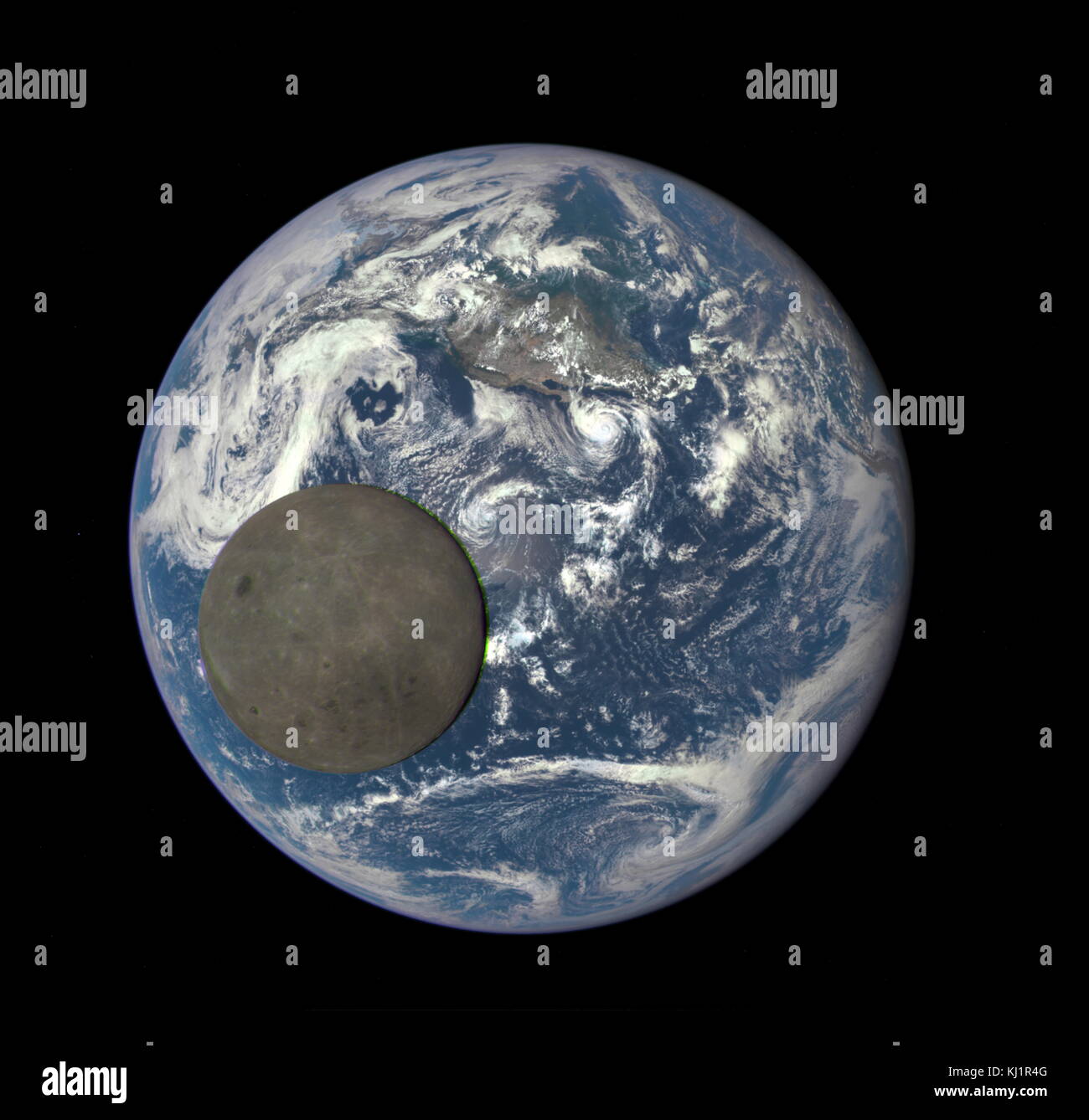 2016 Das Bild zeigt die Rückseite des Mondes von der Sonne beleuchtet, wie es zwischen der DSCOVR Raumschiff Erde polychromatischen Imaging Kamera (EPIC) Kamera und Teleskop, und die Erde - eine Million Meilen entfernt Kreuze Stockfoto