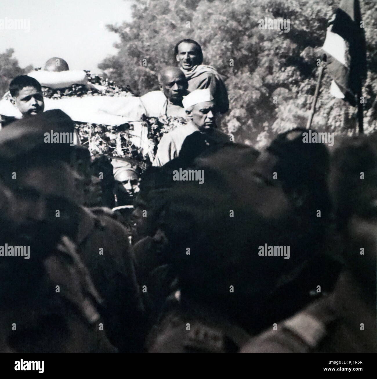 Menschenmassen beobachten die Einäscherung von Mohandas Karamchand Gandhi 1869 - 1948), im Jahr 1948. Begleiten Sie den Körper auf die einäscherung sind Premierminister Jawaharlal Nehru, Kripilani und Sadar Patel. Gandhi war der überragende Führer der indischen Unabhängigkeitsbewegung in Britisch - Indien regiert. Um 5:17 Uhr am 30. Januar 1948, Gandhi war mit seinem grandnieces im Garten des ehemaligen Birla House (jetzt Gandhi Smriti), auf dem Weg zum Gebet treffen, wenn Nathuram nahm Godse, drei Kugeln aus einer Beretta 9 mm Pistole abgefeuert in seine Brust am Point-blank Range Stockfoto