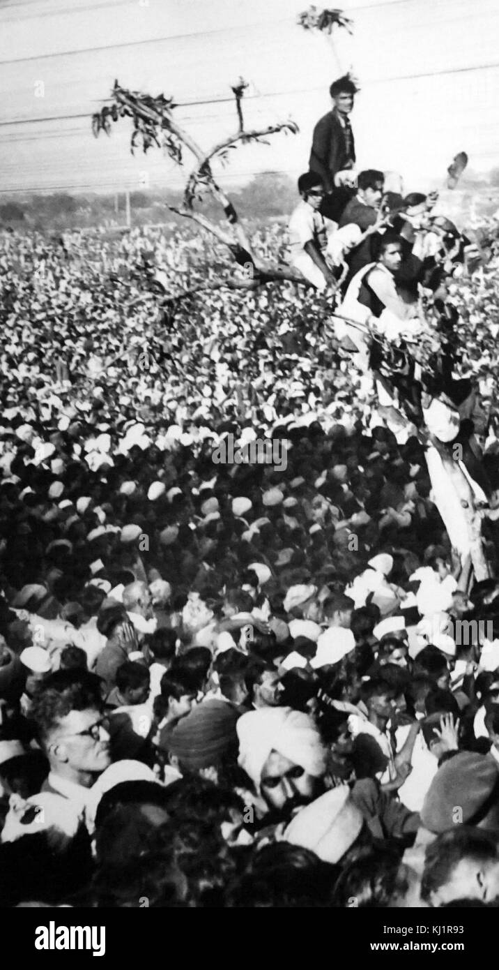 Menschenmassen beobachten die Einäscherung von Mohandas Karamchand Gandhi (1869 - 1948), im Jahr 1948. Begleiten Sie den Körper auf die einäscherung sind Premierminister Jawaharlal Nehru, Kripilani und Sadar Patel. Gandhi war der überragende Führer der indischen Unabhängigkeitsbewegung in Britisch - Indien regiert. Um 5:17 Uhr am 30. Januar 1948, Gandhi war mit seinem grandnieces im Garten des ehemaligen Birla House (jetzt Gandhi Smriti), auf dem Weg zum Gebet treffen, wenn Nathuram nahm Godse, drei Kugeln aus einer Beretta 9 mm Pistole abgefeuert in seine Brust am Point-blank Range Stockfoto