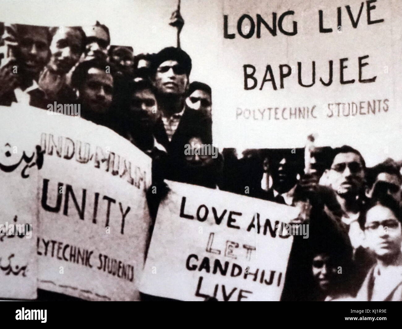 Studenten protestieren in Unterstützung eines Hungerstreiks von Mohandas Karamchand Gandhi (1869 - 1948), Gandhi war der überragende Führer der indischen Unabhängigkeitsbewegung in Britisch - Indien regiert. Um 5:17 Uhr am 30. Januar 1948, Gandhi war mit seinem grandnieces im Garten des ehemaligen Birla House (jetzt Gandhi Smriti), auf dem Weg zum Gebet treffen, wenn Nathuram nahm Godse, drei Kugeln aus einer Beretta 9 mm Pistole abgefeuert in seine Brust am Point-blank Range Stockfoto