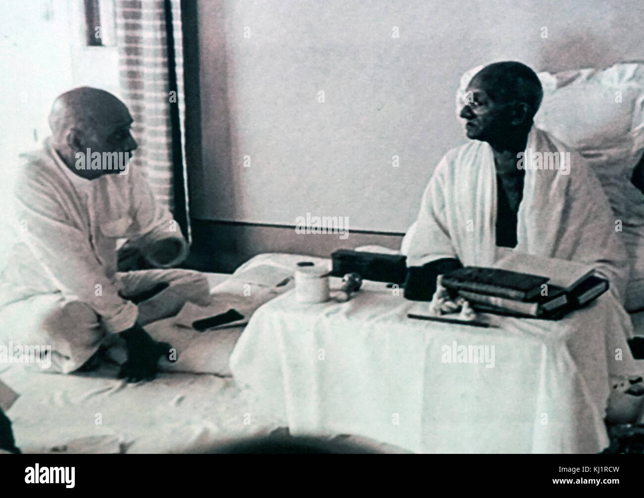 Sardar Patel mit Mahatma Gandhi während seines Hungerstreiks, folgende Indische Partition 1947. Mohandas Karamchand Gandhi (1869 - 1948), Gandhi war der überragende Führer der indischen Unabhängigkeitsbewegung in Britisch - Indien regiert. Um 5:17 Uhr am 30. Januar 1948, Stockfoto