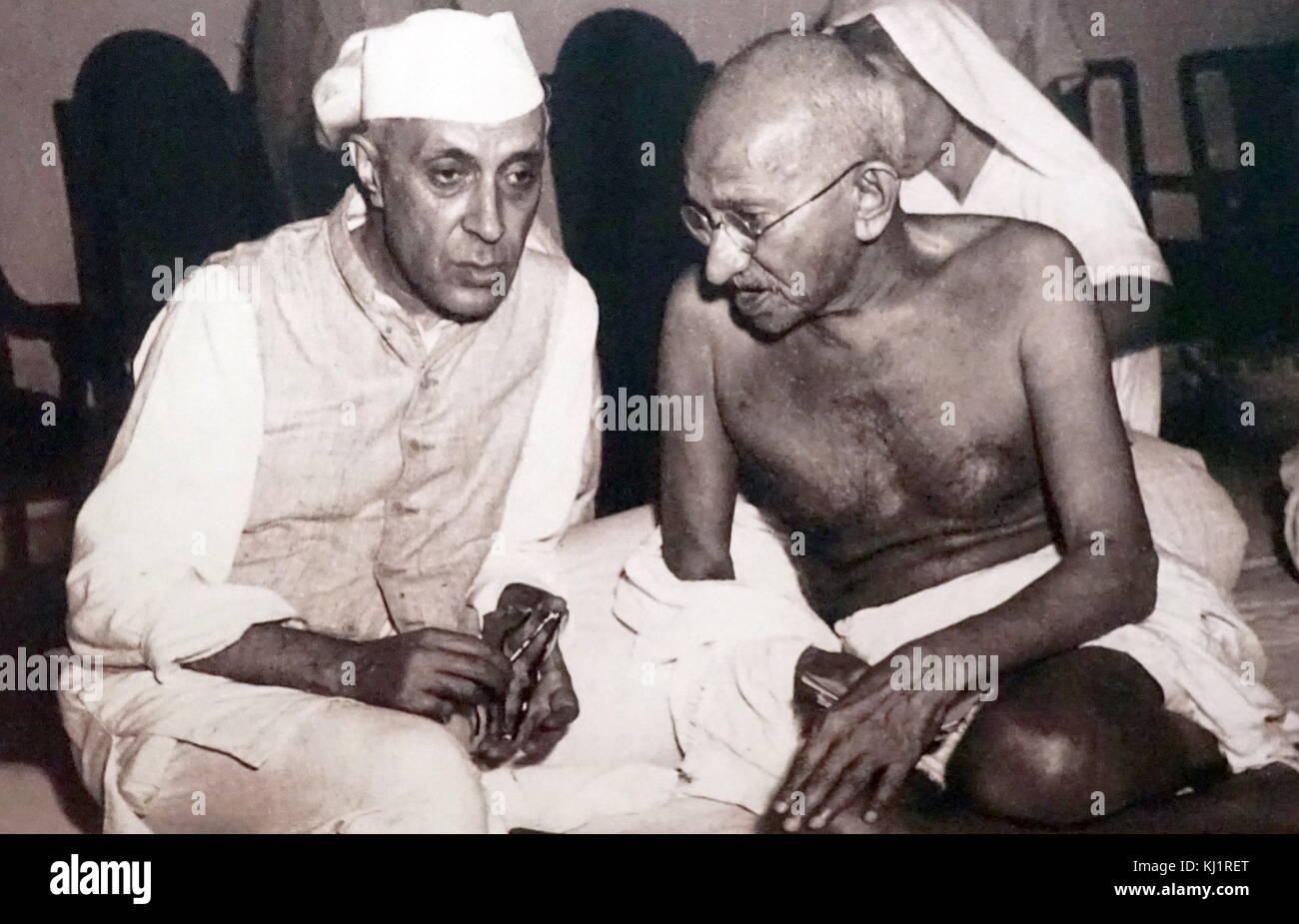 Pandit Jawaharlal Nehru, später Premierminister von Indien, (links) mit Mohandas Karamchand Gandhi (1869 – 1948), der überragende Führer der indischen Unabhängigkeitsbewegung im britisch beherrschten Indien. Stockfoto