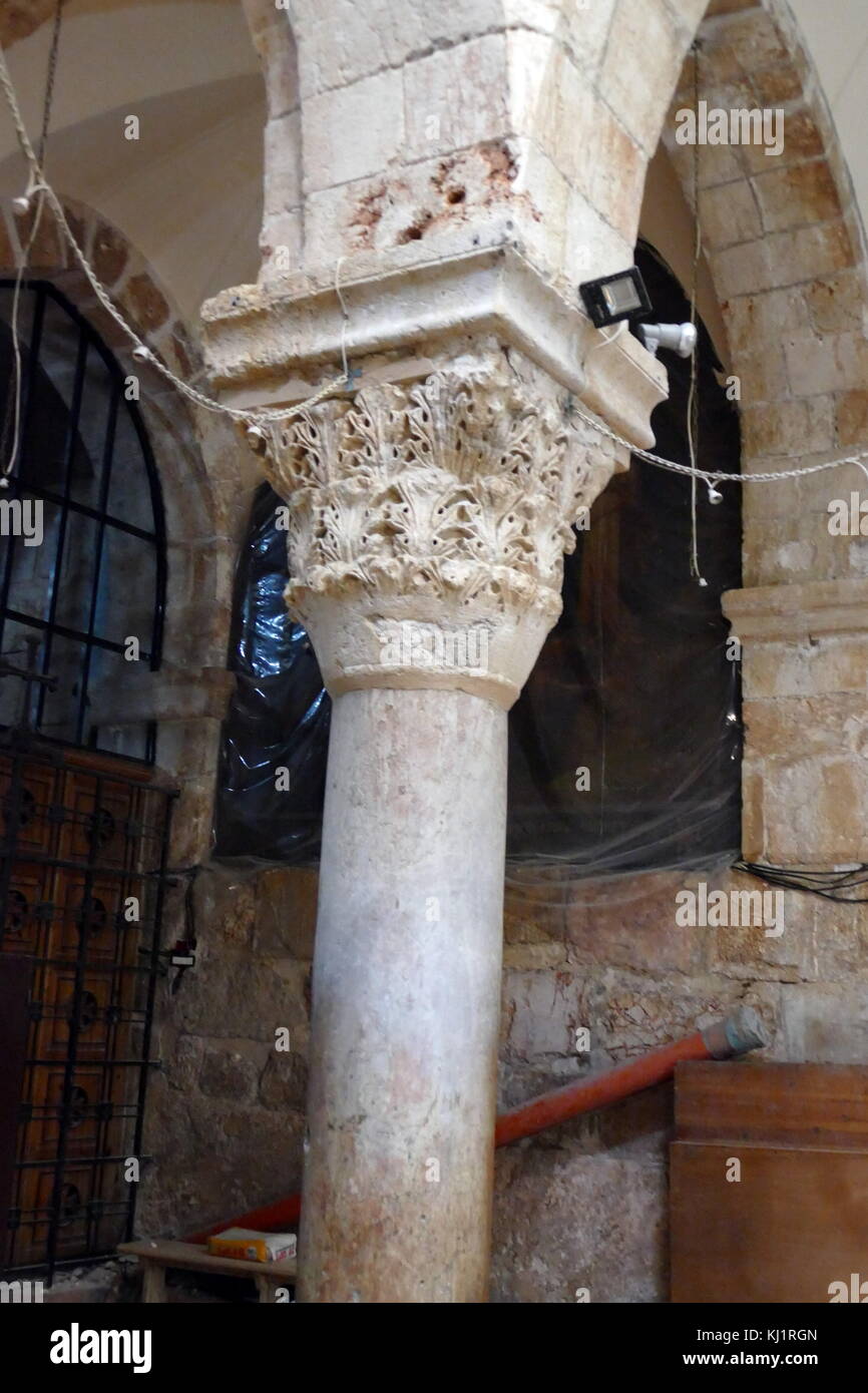 Die Grabeskirche, Jerusalem. Für orthodoxe Christen diese Kirche im christlichen Viertel der Altstadt von Jerusalem, Enthält, nach Traditionen, die beiden heiligsten Stätten der Christenheit: der Ort, wo Jesus von Nazareth im Tempel, wo Er fuhr die Geldwechsler und gekreuzigt wurde, vorgestellt wurde. Innerhalb der Kirche ist der Sitz des griechisch-orthodoxen Patriarchen von Jerusalem. Stockfoto