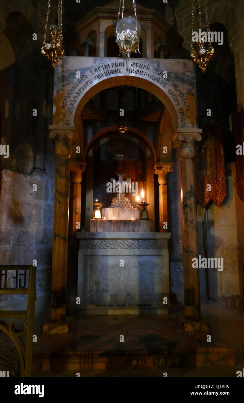 Die Grabeskirche, Jerusalem. Für orthodoxe Christen diese Kirche im christlichen Viertel der Altstadt von Jerusalem, Enthält, nach Traditionen, die beiden heiligsten Stätten der Christenheit: der Ort, wo Jesus von Nazareth im Tempel, wo Er fuhr die Geldwechsler und gekreuzigt wurde, vorgestellt wurde. Innerhalb der Kirche ist der Sitz des griechisch-orthodoxen Patriarchen von Jerusalem. Stockfoto