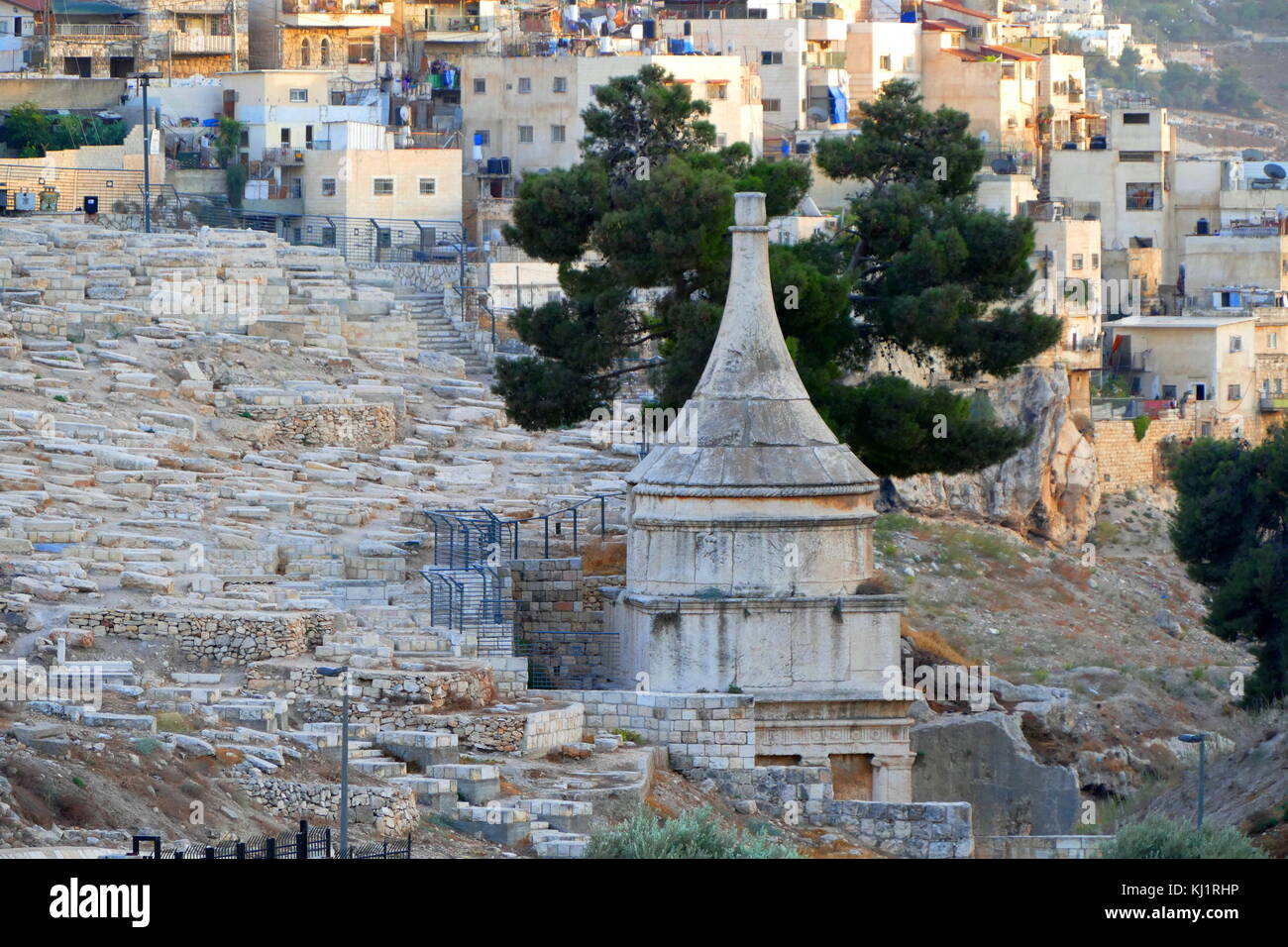 Grab von Absalom, einer alten monumentalen Felsen-schnitt Grab im Tal Kidron in Jerusalem. Obwohl traditionell zu Absalom, der rebellischen Sohn von König David in Israel (ca. 1000 v. Chr.) zugeschrieben, die jüngsten Stipendium hat es in der 1. Jahrhundert zugeschrieben. Stockfoto