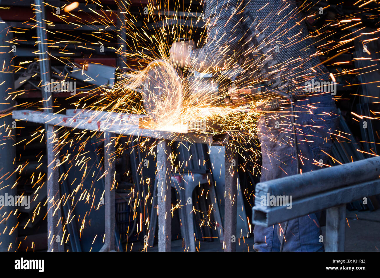 Arbeiter schneiden von Eisen und die Funken fliegen Stockfoto
