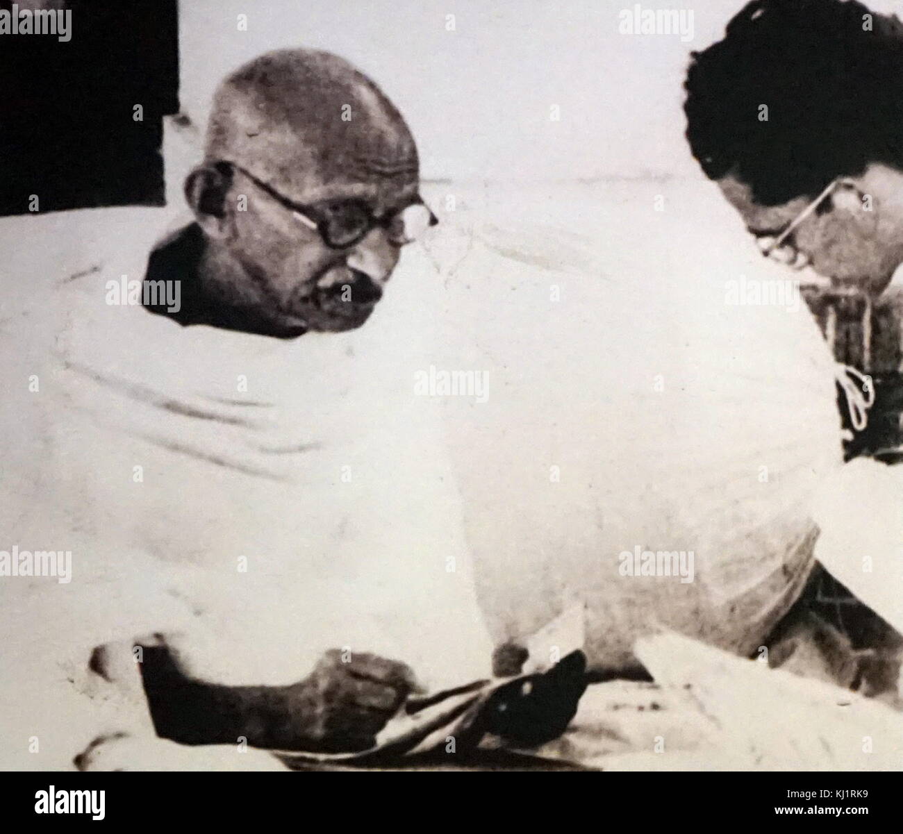 Mahatma Gandhi mit Sudhir Ghosh eine junge Inoffizielle gehen in die letzte Runde der 1946 Diskussionen im Vorfeld der Unabhängigkeit Indiens von Großbritannien. Stockfoto