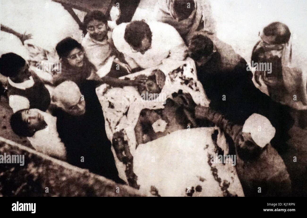 Mohandas Karamchand Gandhi 1869 - 1948) bei seiner Einäscherung nach seiner Ermordung im Jahr 1948. Gandhi war der überragende Führer der indischen Unabhängigkeitsbewegung in Britisch - Indien regiert. Um 5:17 Uhr am 30. Januar 1948, Gandhi war mit seinem grandnieces im Garten des ehemaligen Birla House (jetzt Gandhi Smriti), auf dem Weg zum Gebet treffen, wenn Nathuram nahm Godse, drei Kugeln aus einer Beretta 9 mm Pistole abgefeuert in seine Brust am Point-blank Range Stockfoto