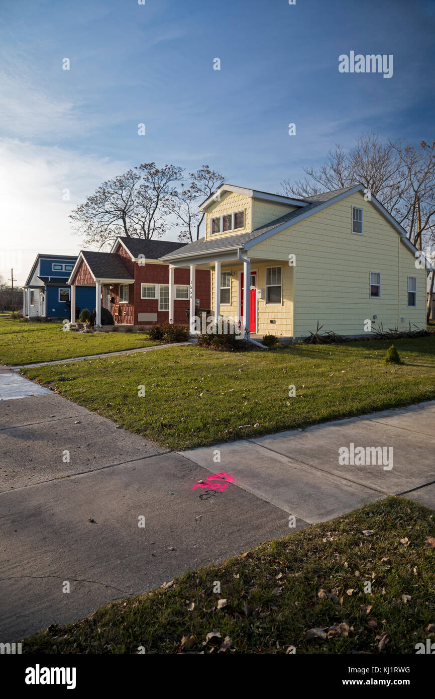 Detroit, Michigan - winzige Häuser, gebaut von Cass Community Social Services für Obdachlose. Die gemeinnützige Organisation plant, eine Gemeinschaft von 25 Stunden aufzubauen Stockfoto