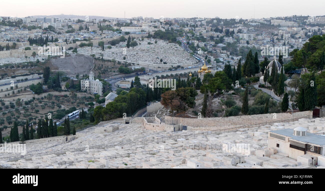 Blick vom Ölberg über den Bach Kidron, Jerusalem, Israel. Im Vordergrund der Jüdische Friedhof auf dem Ölberg, einschließlich der Silwan Nekropole, ist die älteste und wichtigste Friedhof in Jerusalem. Beerdigung auf dem Ölberg begann vor 3000 Jahren in der Zeit des ersten Tempels, und bis zum heutigen Tag Stockfoto