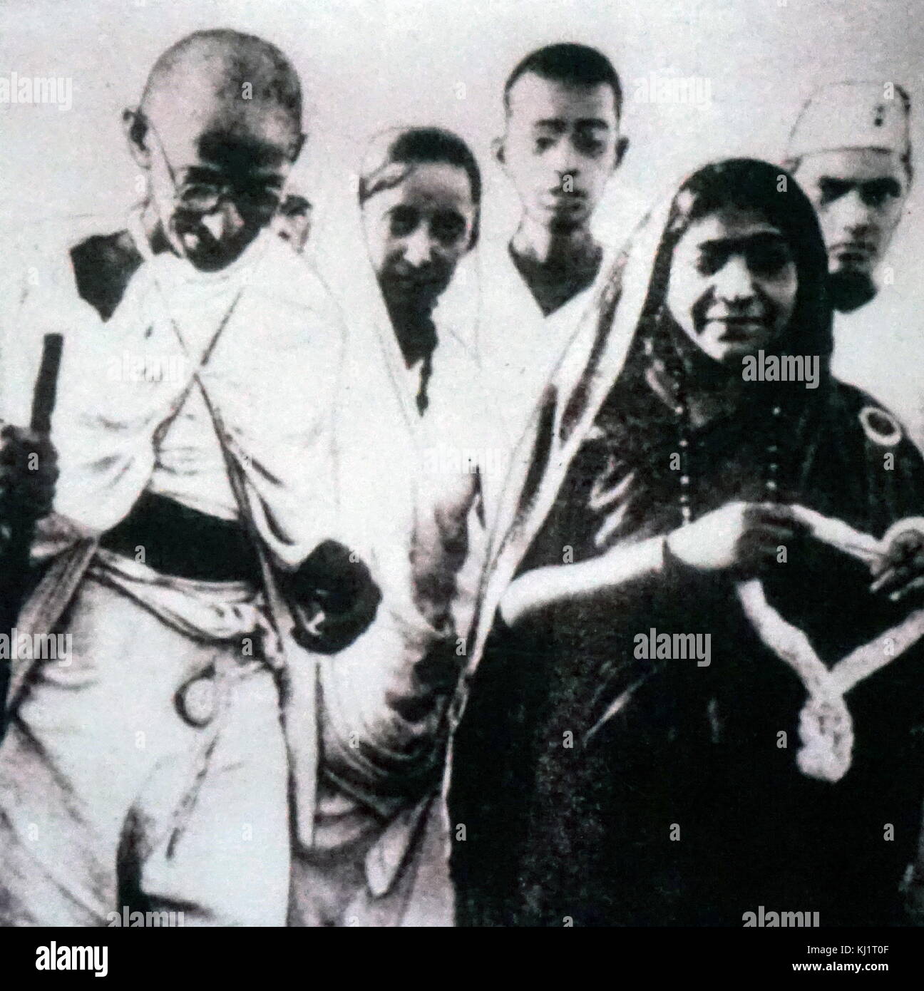 Mahatma Gandhi mit sarojini Naidu, während ein Salz März 1930. Sarojini Naidu (1879 - 1949), war der erste Gouverneur der Vereinigten Provinzen von Agra und Oudh. Stockfoto