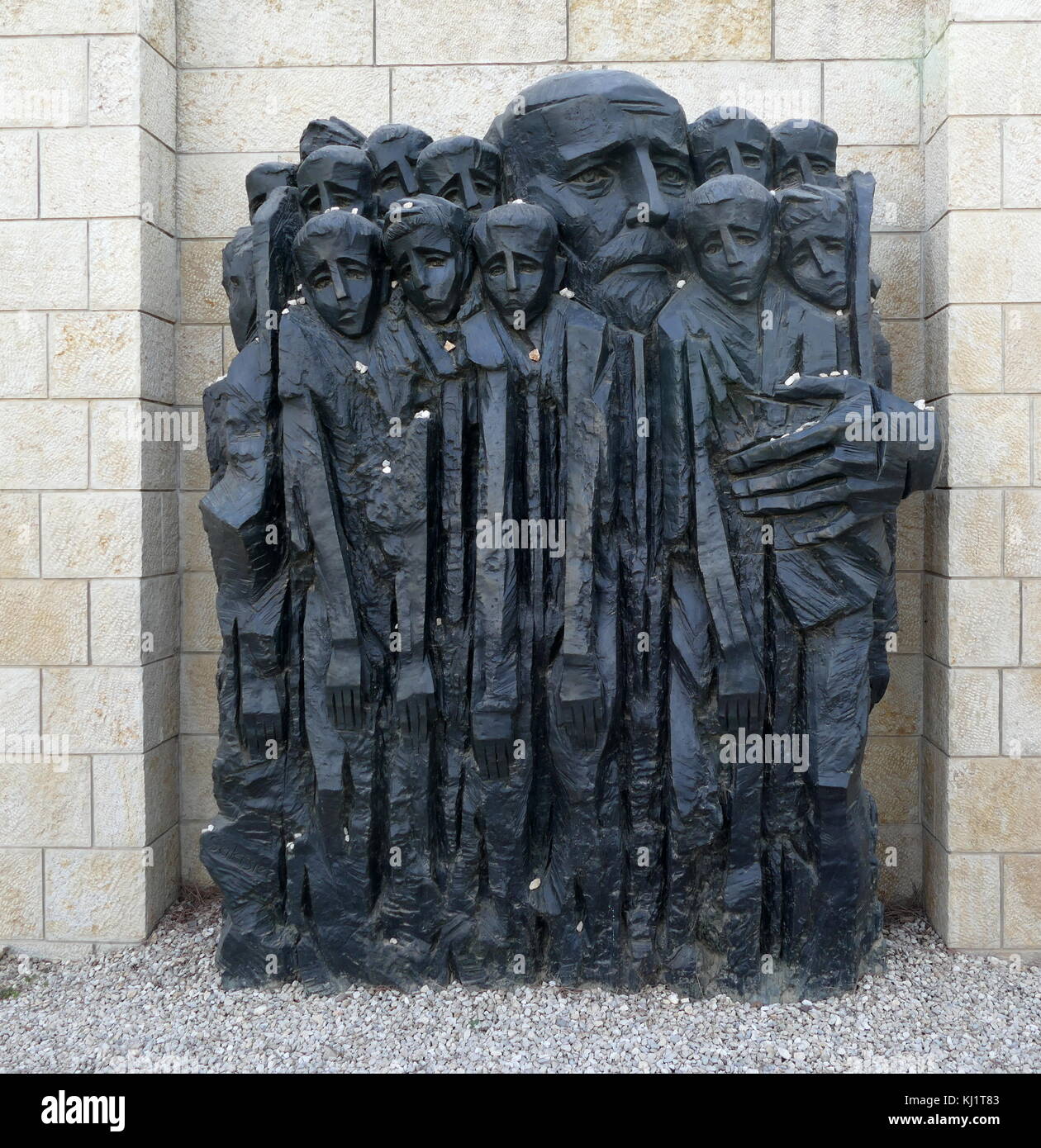 Korczak und die Kinder des Ghetto, Skulptur von Boris Saktsier (1978), Gedenkstätte Yad Vashem, Israel. Janusz Korczak, dem Pseudonym von Henryk Goldszmit, (1878 - 1942), war ein polnisch-jüdischen Erzieher, Kinder- Autor und Kinderarzt. Nach vielen Jahren als Leiter eines Waisenhauses in Warschau arbeiten, weigerte er sich, Heiligtum wiederholt und mit seiner Waisen, wenn die gesamte Bevölkerung der Institution wurde aus dem Ghetto in das Vernichtungslager Treblinka geschickt, während der grossaktion Warschau von 1942 waren Stockfoto