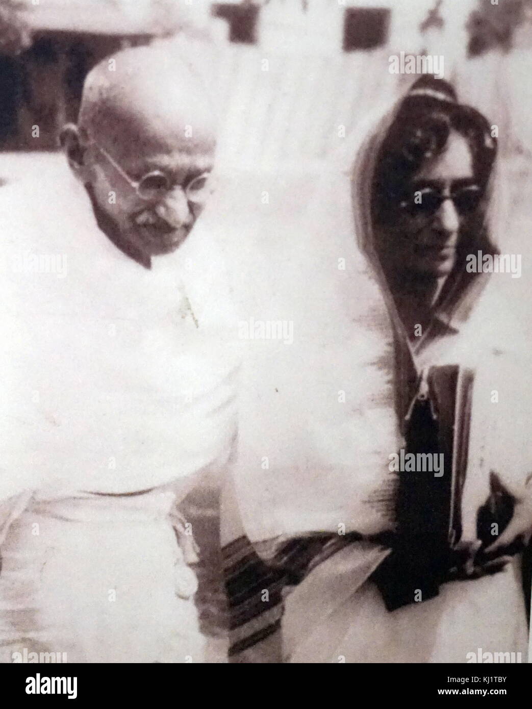 Mahatma Gandhi mit Rajkumari Amrit Kaur (1889 - 1964) Gesundheit Minister in der indischen Schrank für zehn Jahre nach der Unabhängigkeit Indiens von der Britischen Raj im Jahr 1947. Sie war eine hervorragende Gandhian, ein Freiheitskämpfer, und Sozialaktivist. Sie war auch ein Mitglied der verfassunggebenden Versammlung, der Körper, der die Verfassung von Indien gerahmt Stockfoto