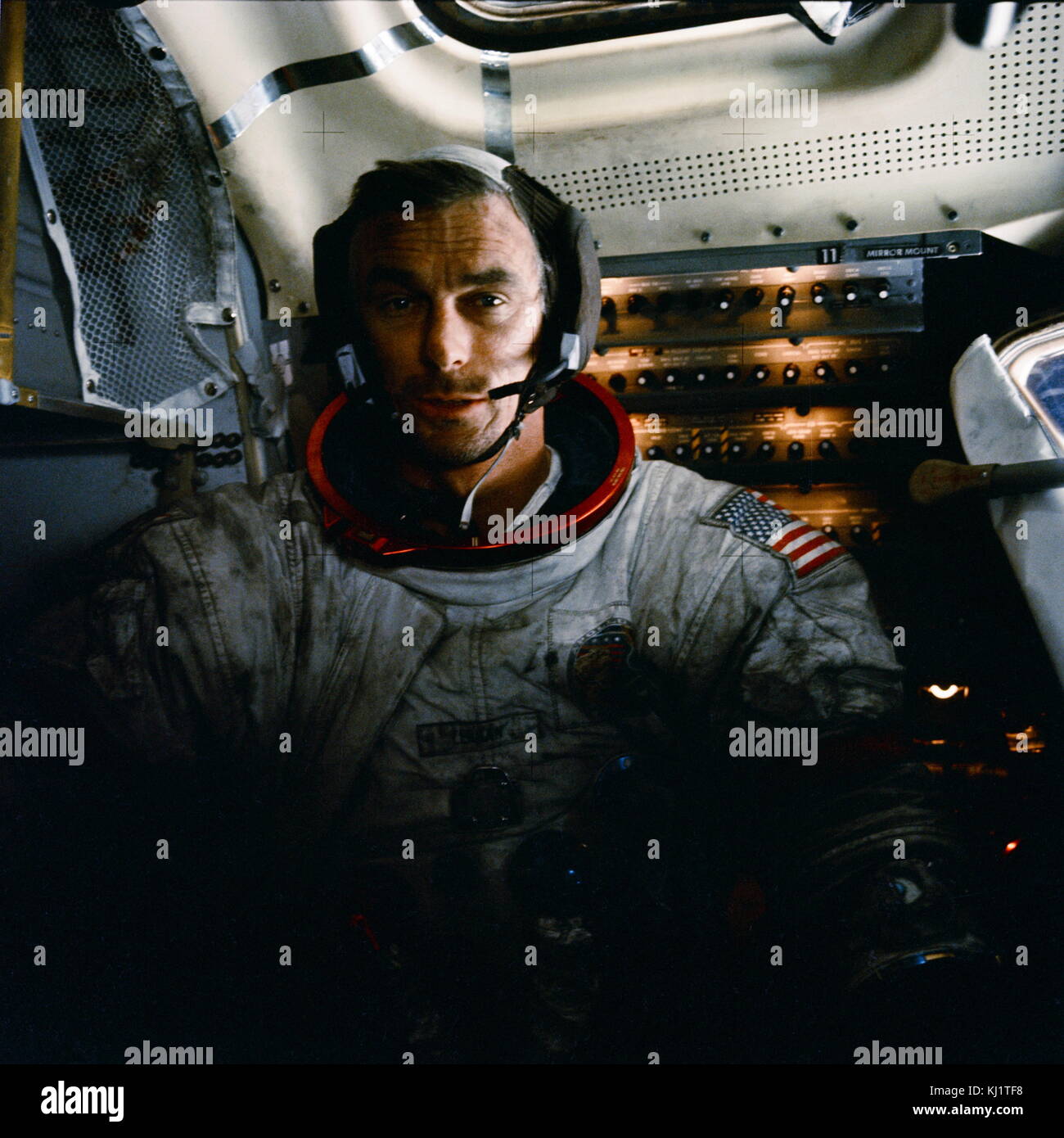 Apollo 17 Mission commander Eugene Cernan im Inneren der Landefähre auf dem Mond nach seinem zweiten Moonwalk der Mission. Apollo 17 war die letzte Mission der NASA Apollo Programm, das Unternehmen, dass die ersten Menschen auf dem Mond gelandet. Bei 12 Start: 33:00 Uhr Eastern Standard Time (EST) am 7. Dezember 1972, Stockfoto