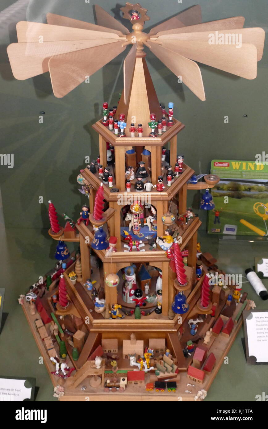 Deutsch, Weihnachtspyramide Puppenhaus Spielzeug 1970 Stockfoto